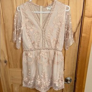 UMGEE Elegant Lace Dress in Blush Pink